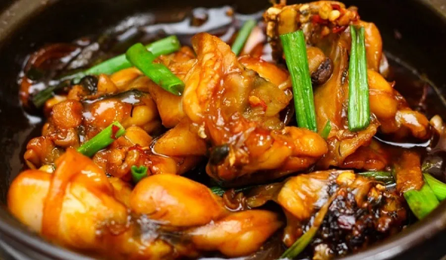 Frog meat is carefully stewed with a delicious, shiny golden color