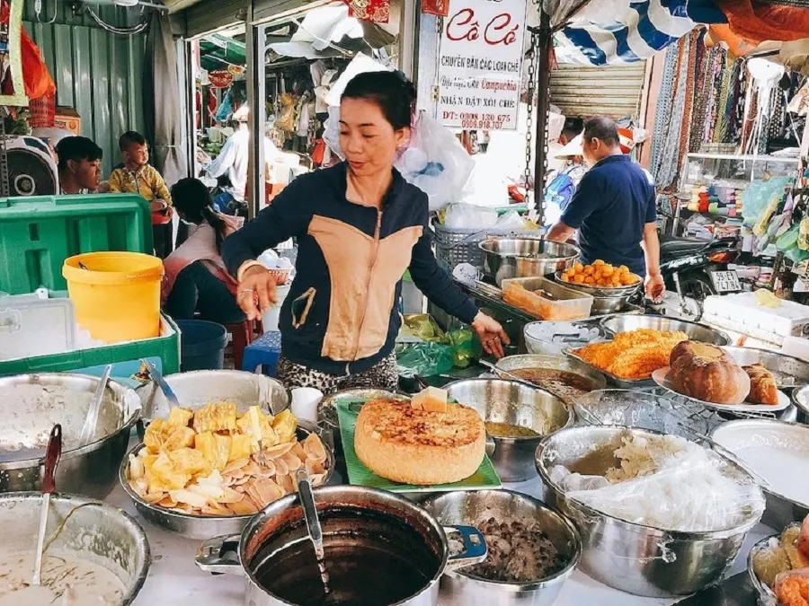 Che Co Co is a famous snack address at Ho Thi Ky market