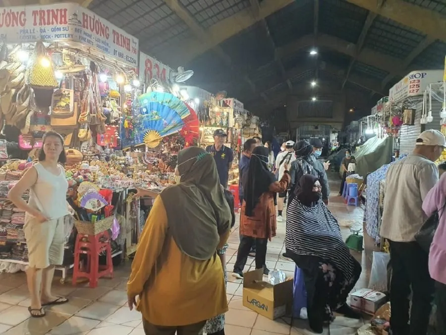 Ben Thanh Night Market is the perfect choice for tourists
