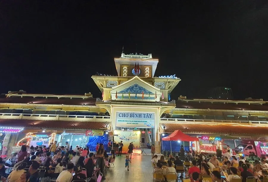Binh Tay night market is always attracted by new things