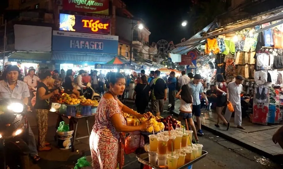 Ky Hoa night market attracts with many attractive snacks