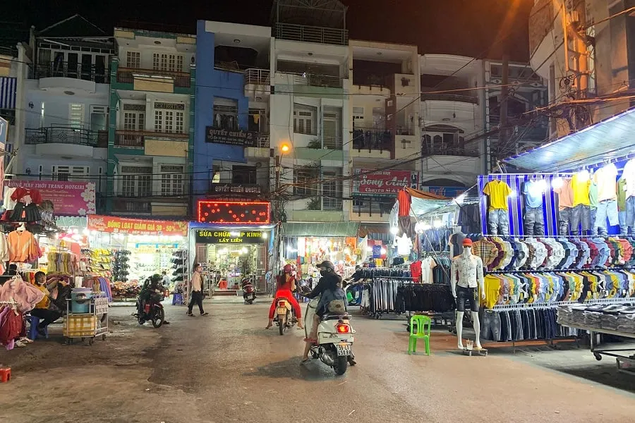 Hanh Market with many diverse items