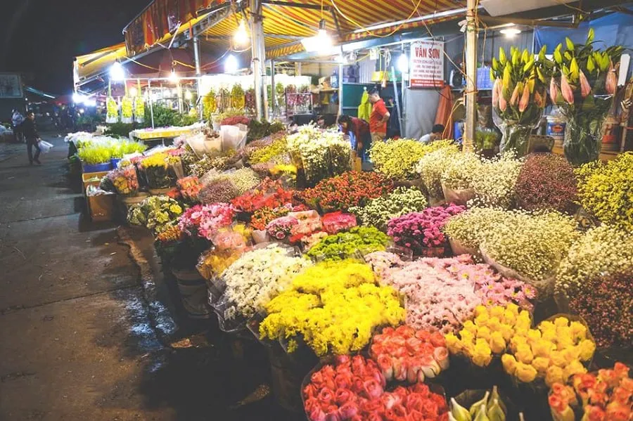 Ho Thi Ky night market is colorful with flowers