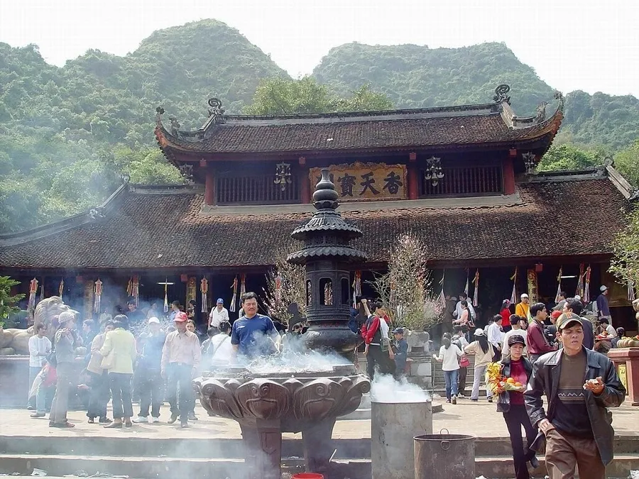 Every year, Huong Pagoda welcomes thousands of tourists to worship