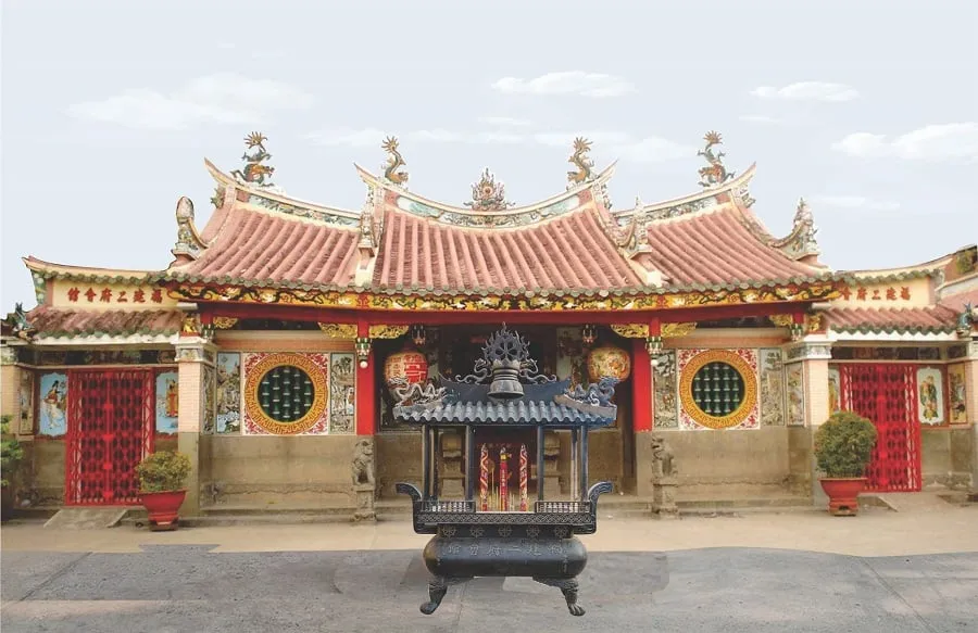 Ong Bon Temple is famous in the Chinese community in Saigon