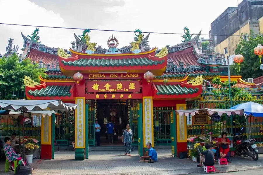 Quan Am Pagoda is famous and sacred in District 5