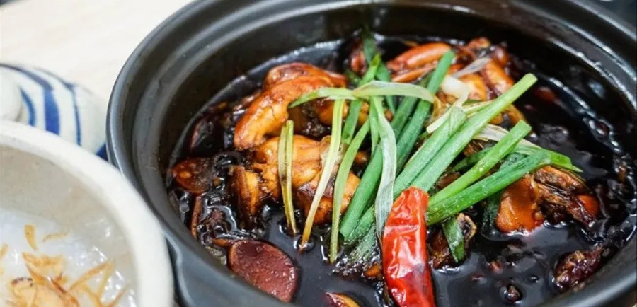 Singapore frog porridge with delicious and attractive flavor
