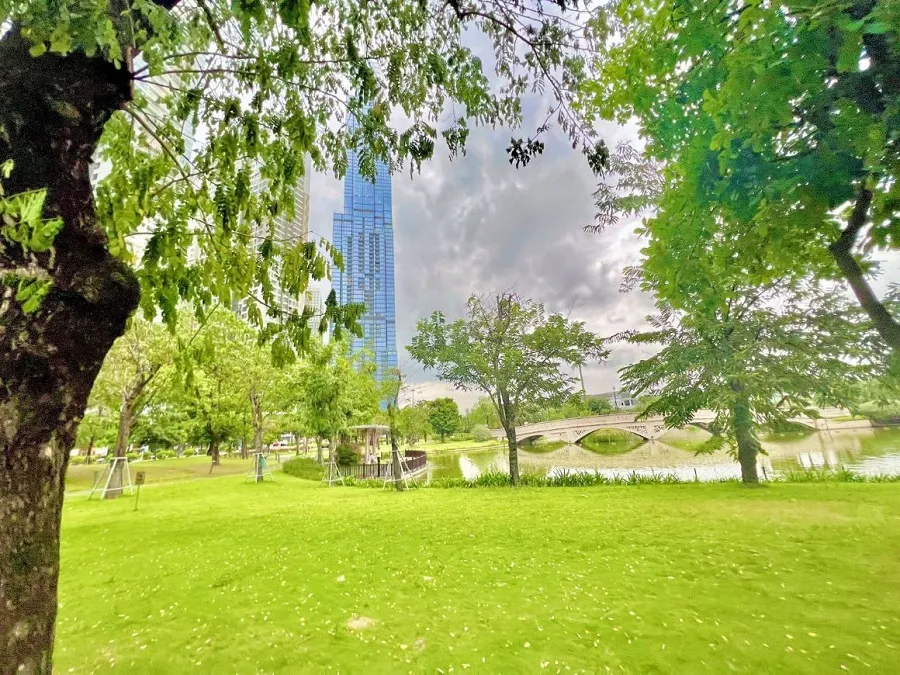 Landmark 81 park space is large with many green trees
