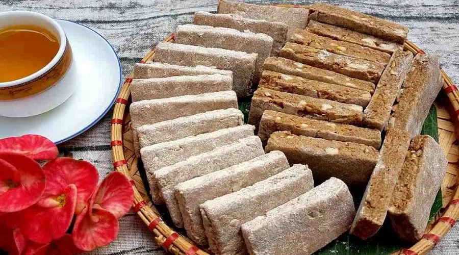 Lam sweet soup, root cake and many dishes typical of Huong Pagoda are extremely attractive