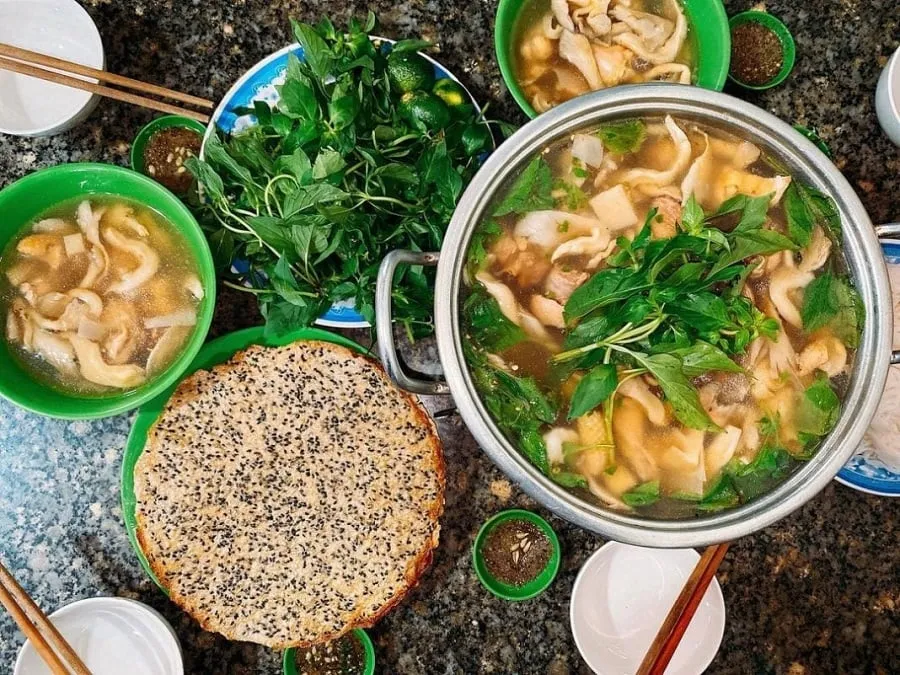 Eating chicken hotpot with e leaves, you will never forget it