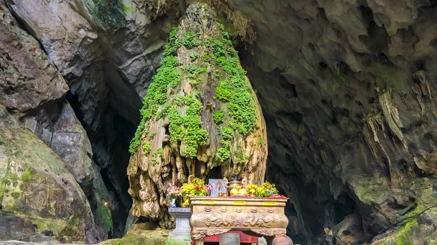 Around the Huong Pagoda complex there are also many notable landmarks
