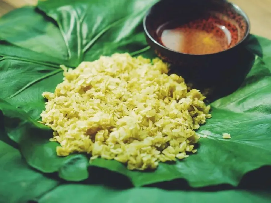 Sticky rice with green rice is often wrapped in lotus leaves to ensure flexibility