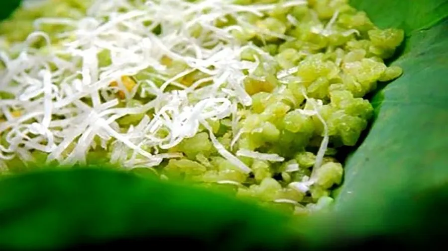 The sticky rice grains have a characteristic green color