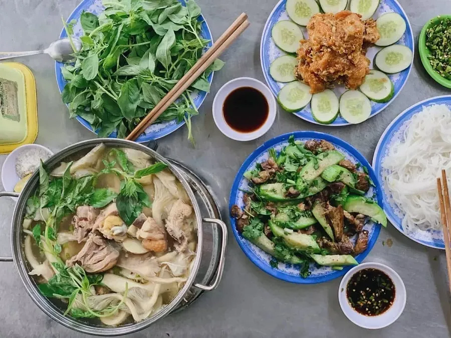 Chicken hotpot with e leaves is cooked with bamboo shoots