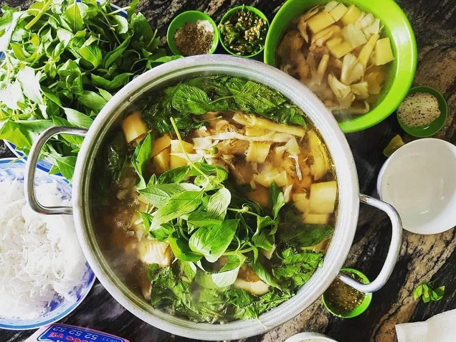 Chicken hotpot with é leaves is famous in Saigon