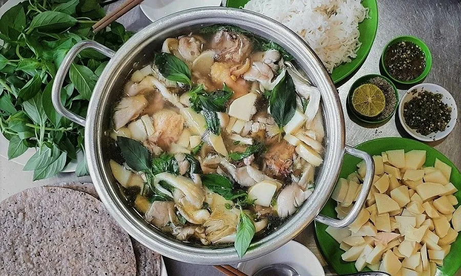 Chicken hotpot in é leaves with clear broth