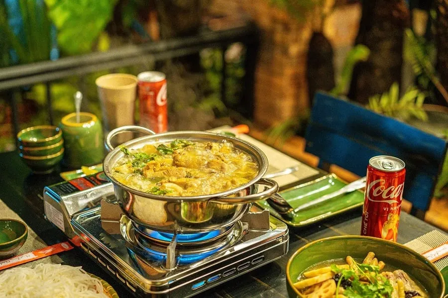 Chicken leaf hotpot has its own unique characteristics