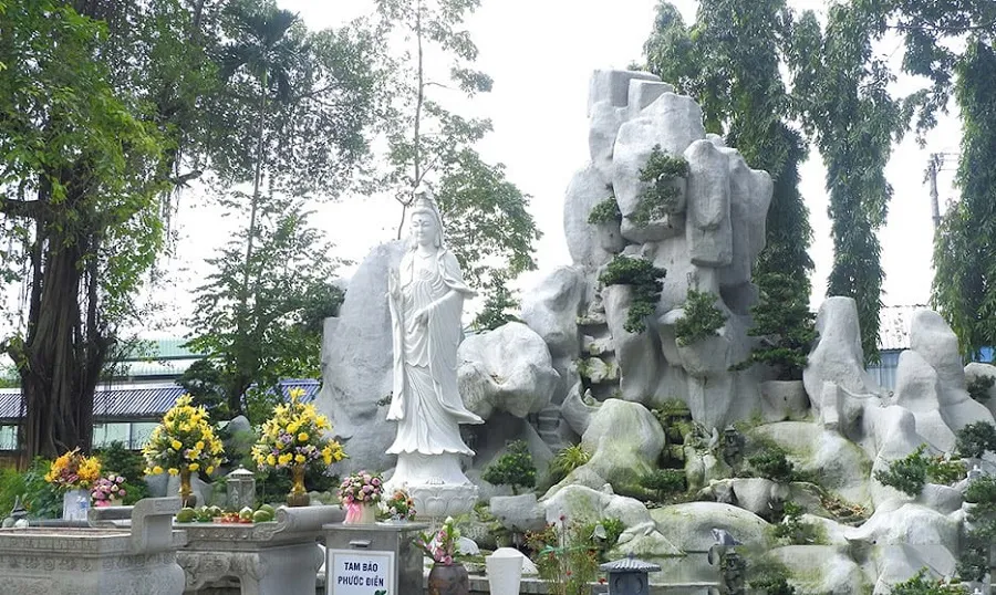 Mỗi góc sân chùa đều mang lại vẻ tĩnh lặng