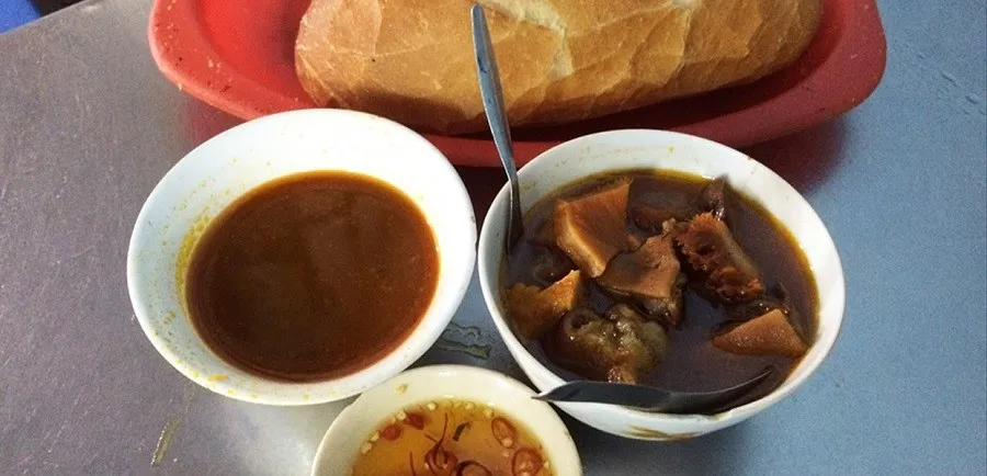 Pha lau with a flavorful soup