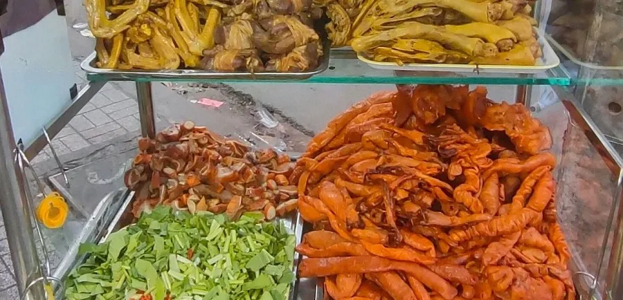 Pha lau is also eaten with vegetables