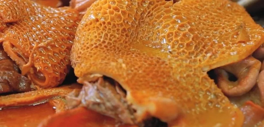 Pha lau has a characteristic yellow color and greasy flavor