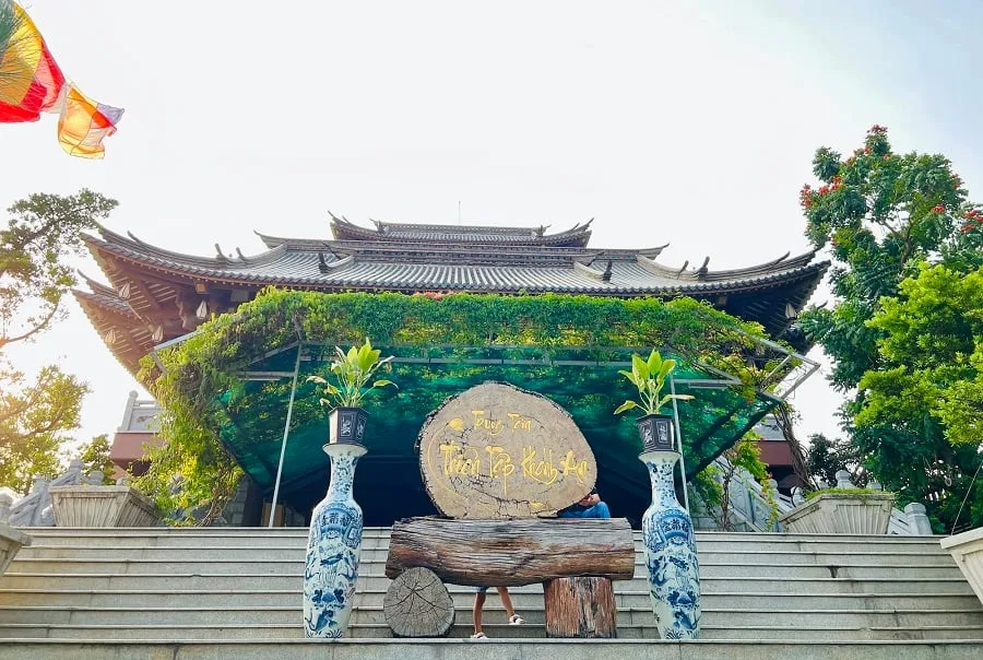 Sảnh chính rộng rãi nhưng không kém phần linh thiêng