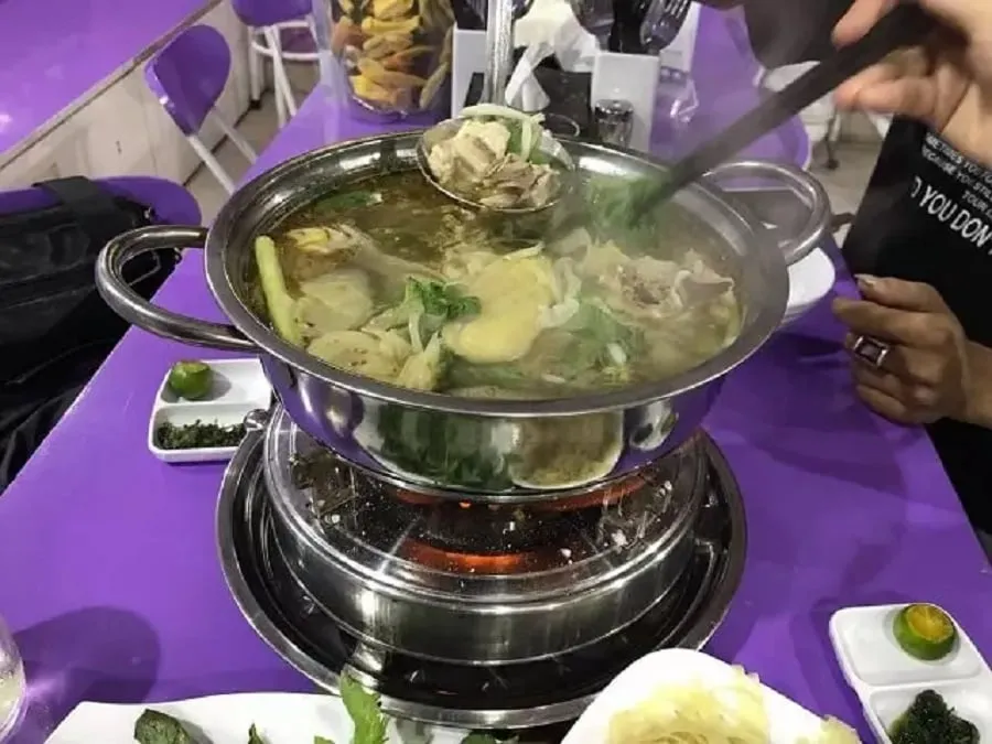 Tam Gia Quan's way of preparing chicken hot pot is the highlight of the restaurant
