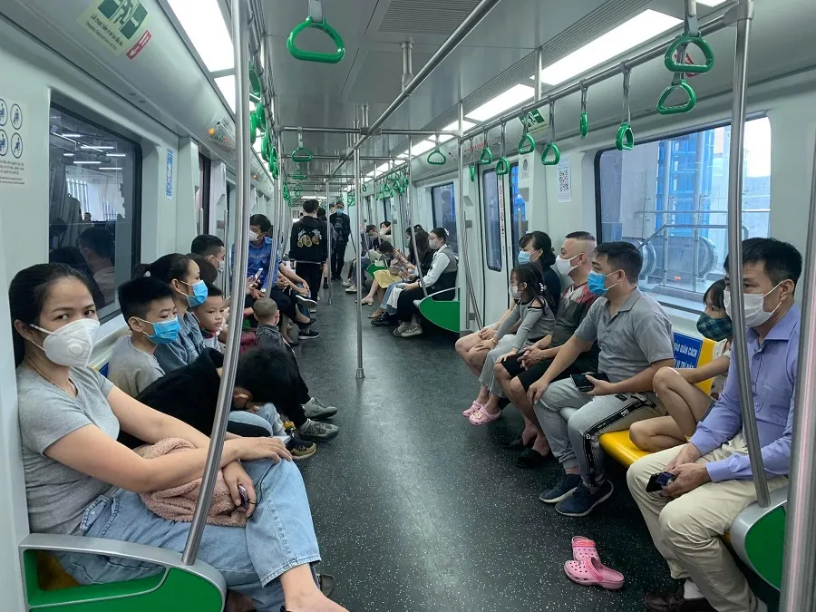 Du khách trải nghiệm tuyến tàu điện Cát Linh - Hà Đông những ngày đầu khởi chạy