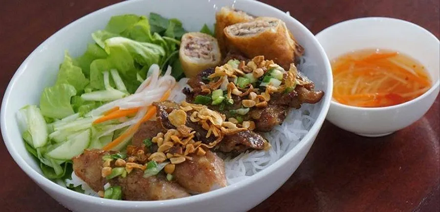 Thịt nướng thơm lừng kết hợp cùng bún tươi