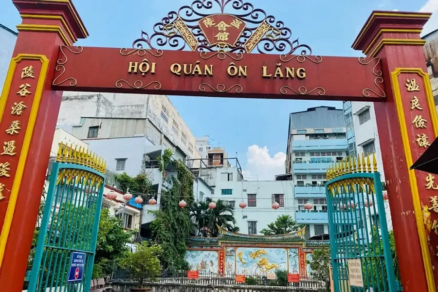 Visitors should choose sunny weather to visit the temple