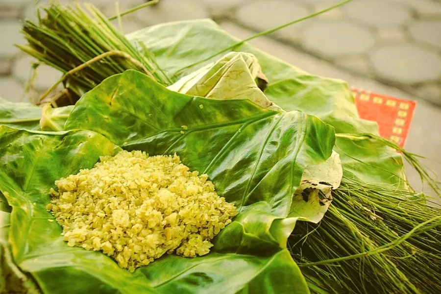 Sticky rice with green rice has a rustic and fatty flavor