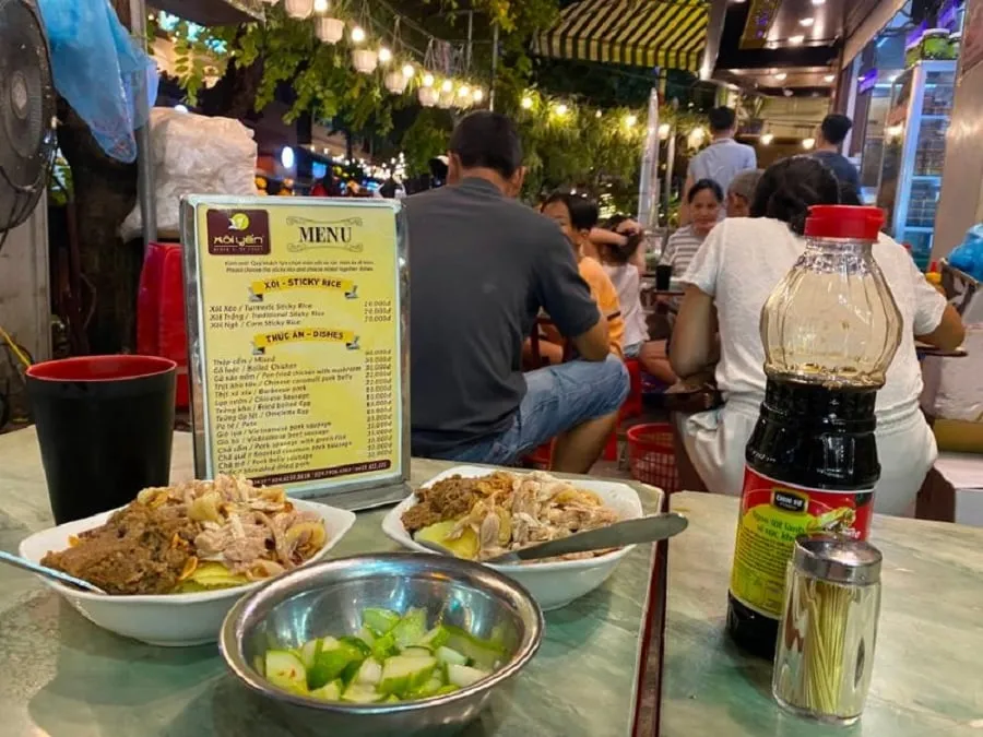 Món xôi được phục vụ cùng nhiều topping ăn kèm