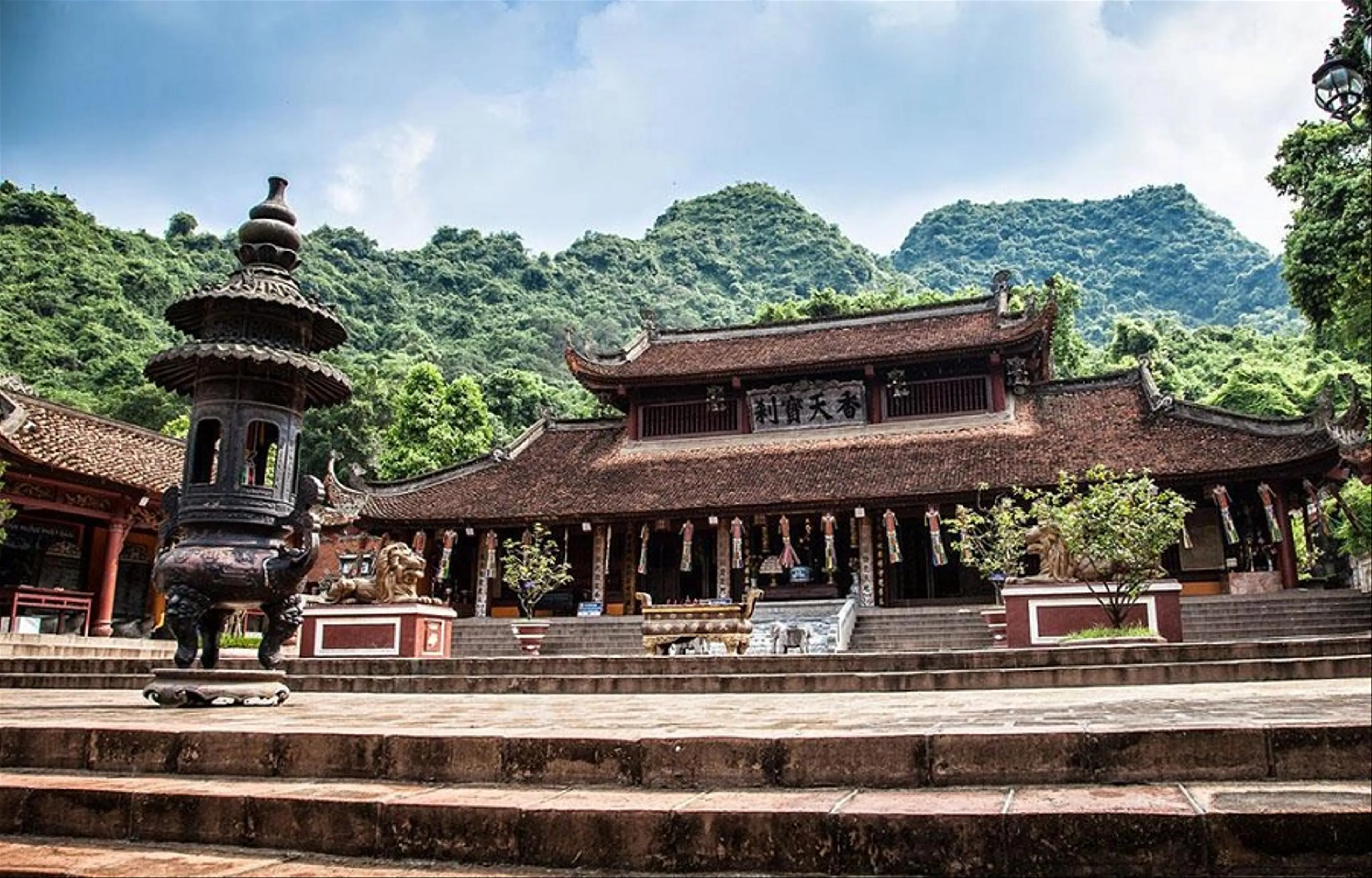 Explore the Poetic and Sacred Scenery of Perfume Pagoda