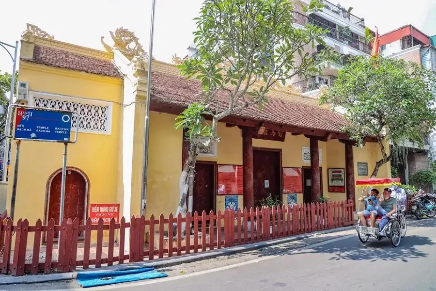 Đền Bạch Mã nằm phía Đông kinh thành Thăng Long xưa