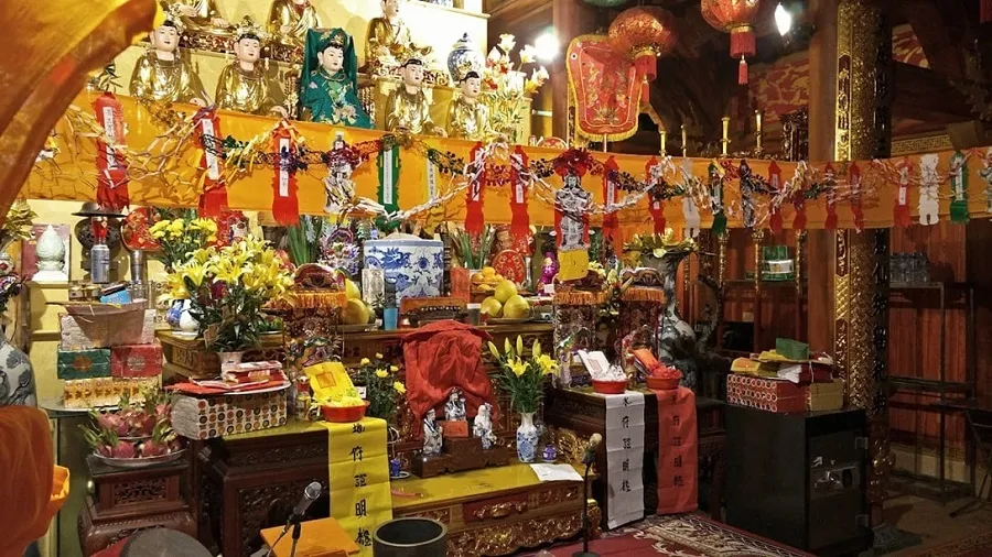 Bên trong đền bày tượng thờ Mẫu