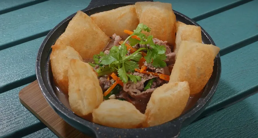 Bò thái mỏng mềm ngọt ăn cùng bánh phở giòn rụm