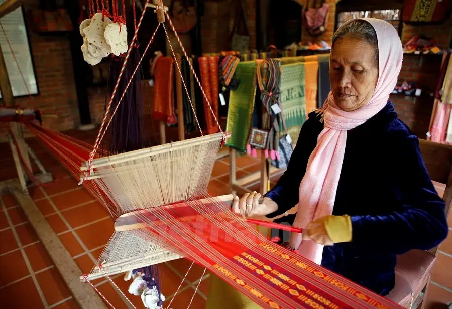 Skillful silk weavers