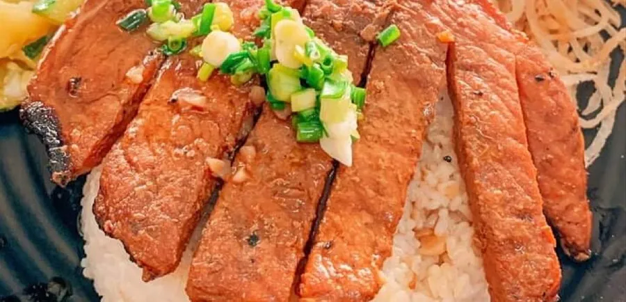 Cơm thố sườn rim là một món ăn rất được ưa thích