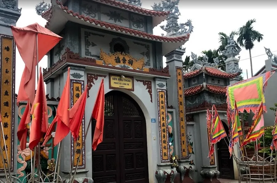Đền Mẫu Thoải là điểm đến tâm linh nổi tiếng mà người dân thường đến cầu bình an