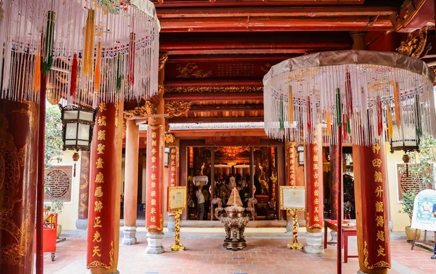 Gian tiền tế thuộc đền Bạch Mã đầy trang nghiêm