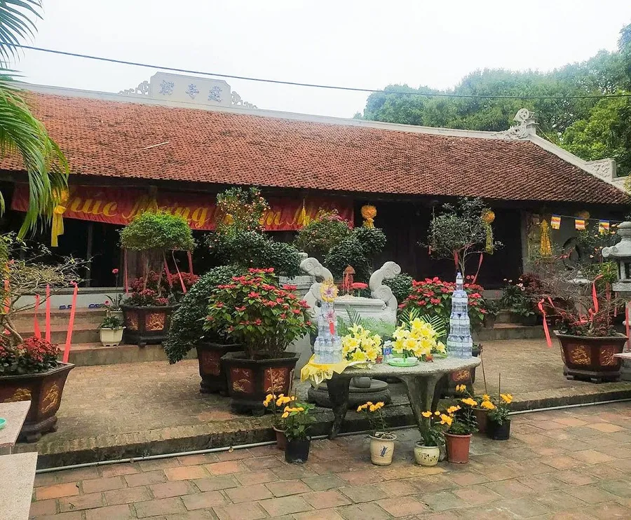 The temple yard is always brilliant with many flowers