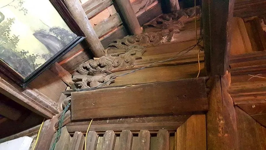 Each clearly carved pattern of the ancient house in Duong Lam Ancient Village
