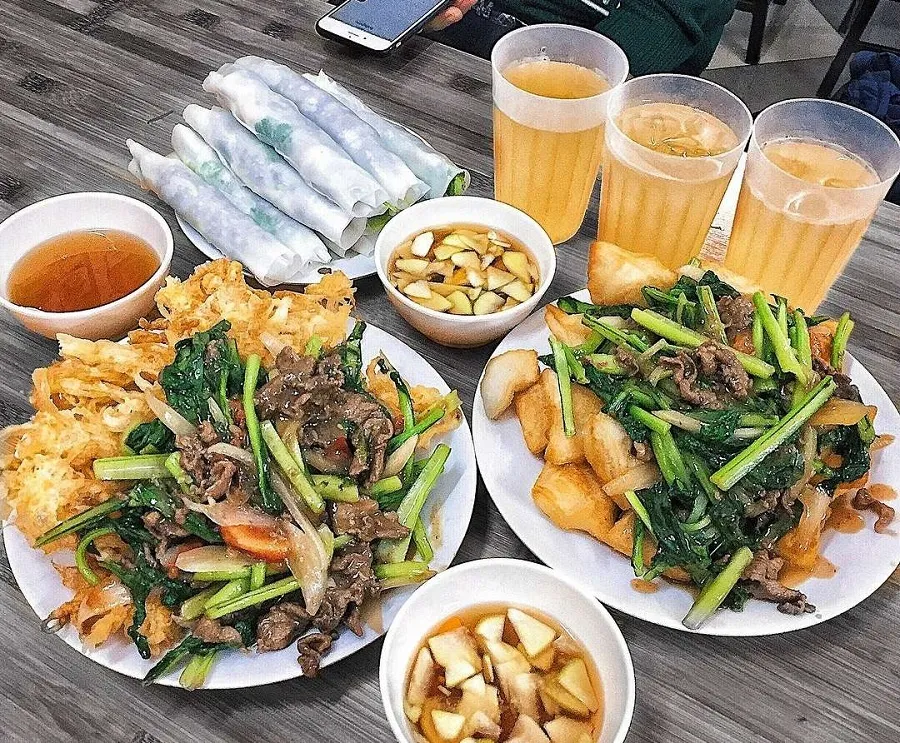 Món phở chiên sẽ tăng thêm hương vị khi được chấm cùng nước mắm chua ngọt