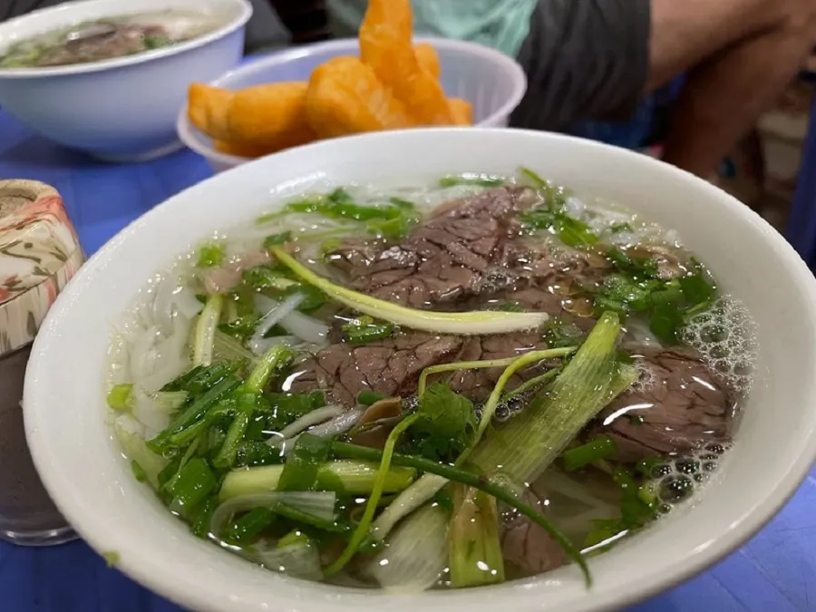 Nước phở trong cùng sợi bánh phở dẻo dai