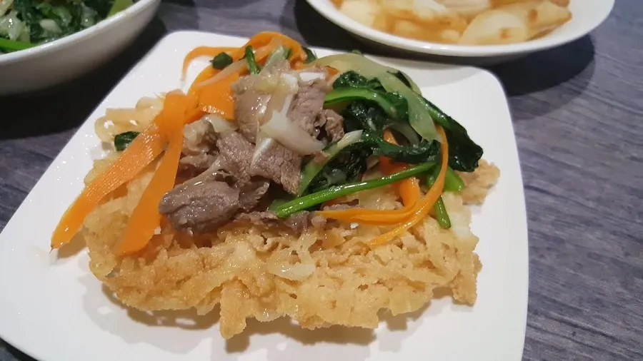 Phở chiên thường được kết hợp cùng bò xào và rau cải