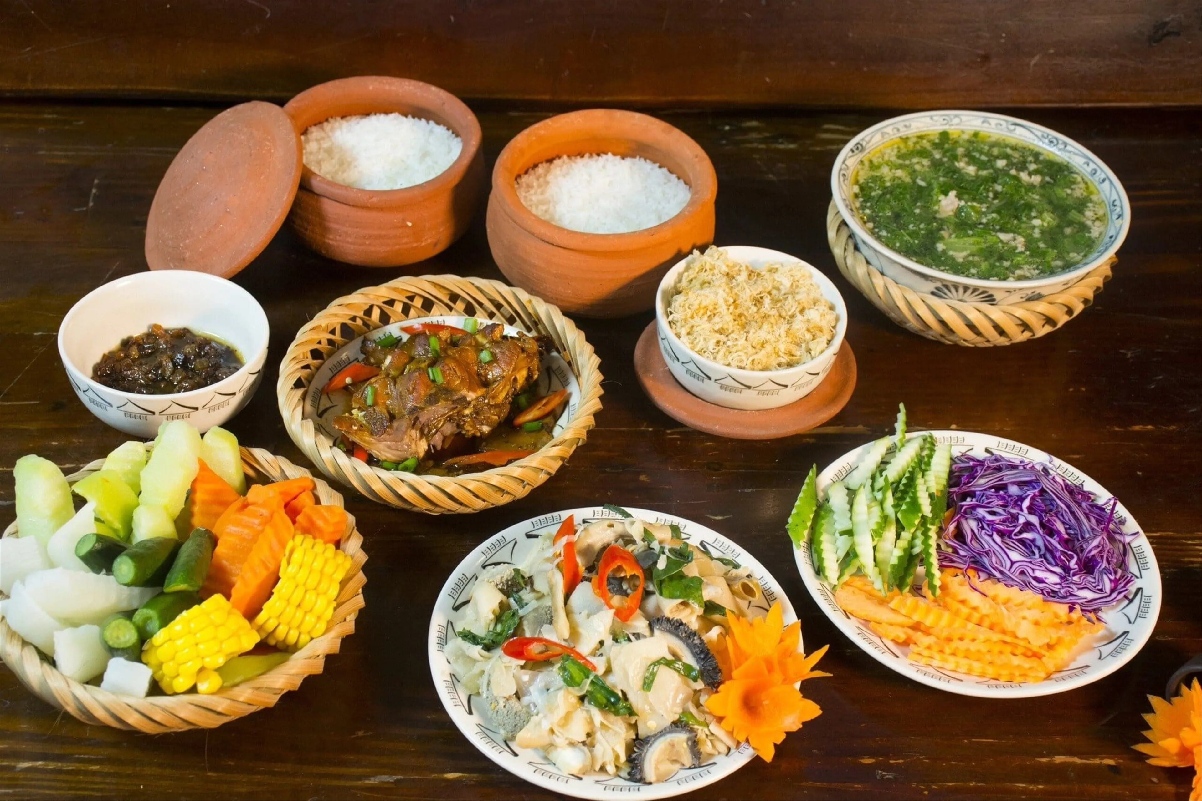 DISCOVER 15 FAMOUS AND DELICIOUS "CƠM NIEU" RESTAURANTS IN HANOI