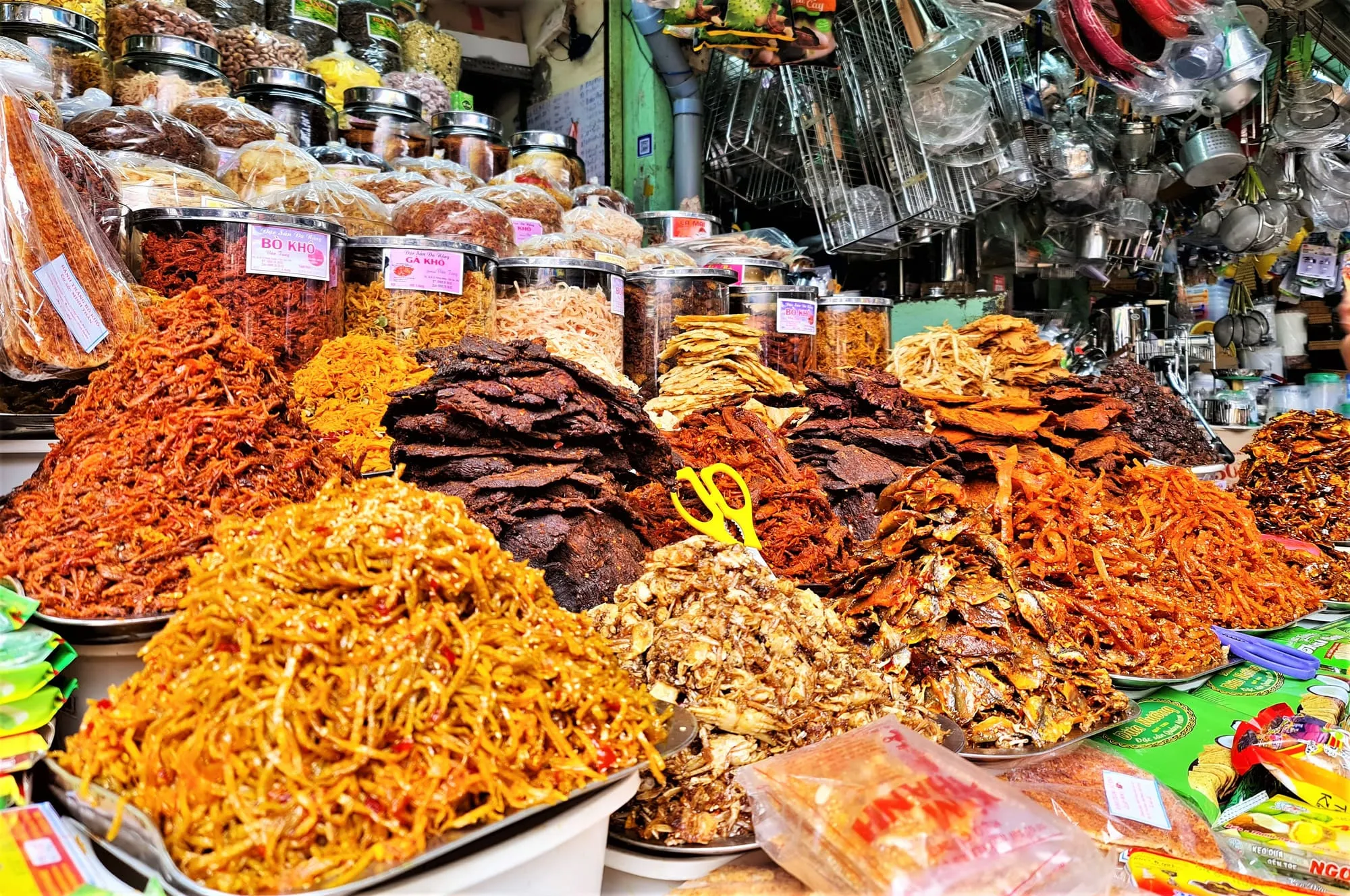 Some dry goods are selected as gifts