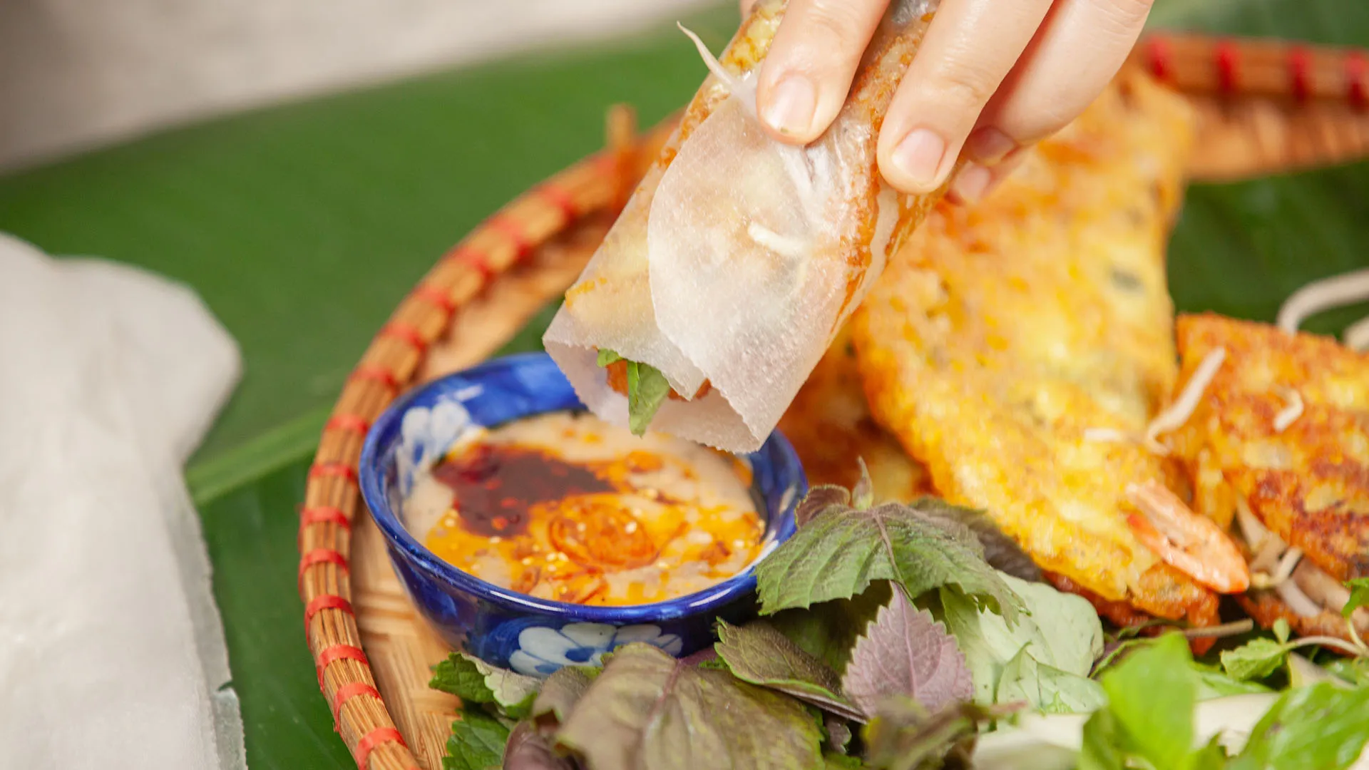 Thưởng thức bánh xèo