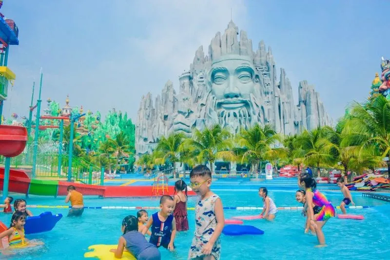 Khu vui chơi bể bơi tại công viên Châu Á