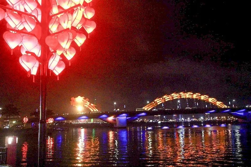 Love bridge da nang at night